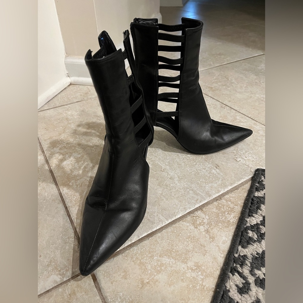 Black boots, small heel